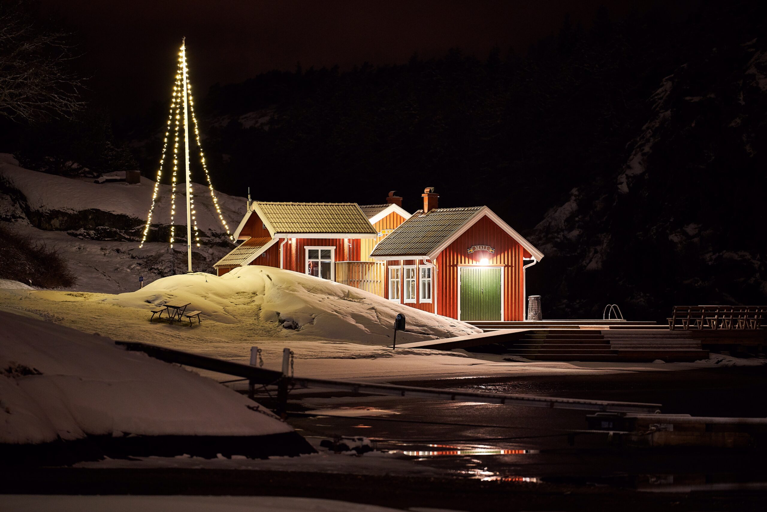 En bild på sjöbodar där man kan basta, byta om och äta mat