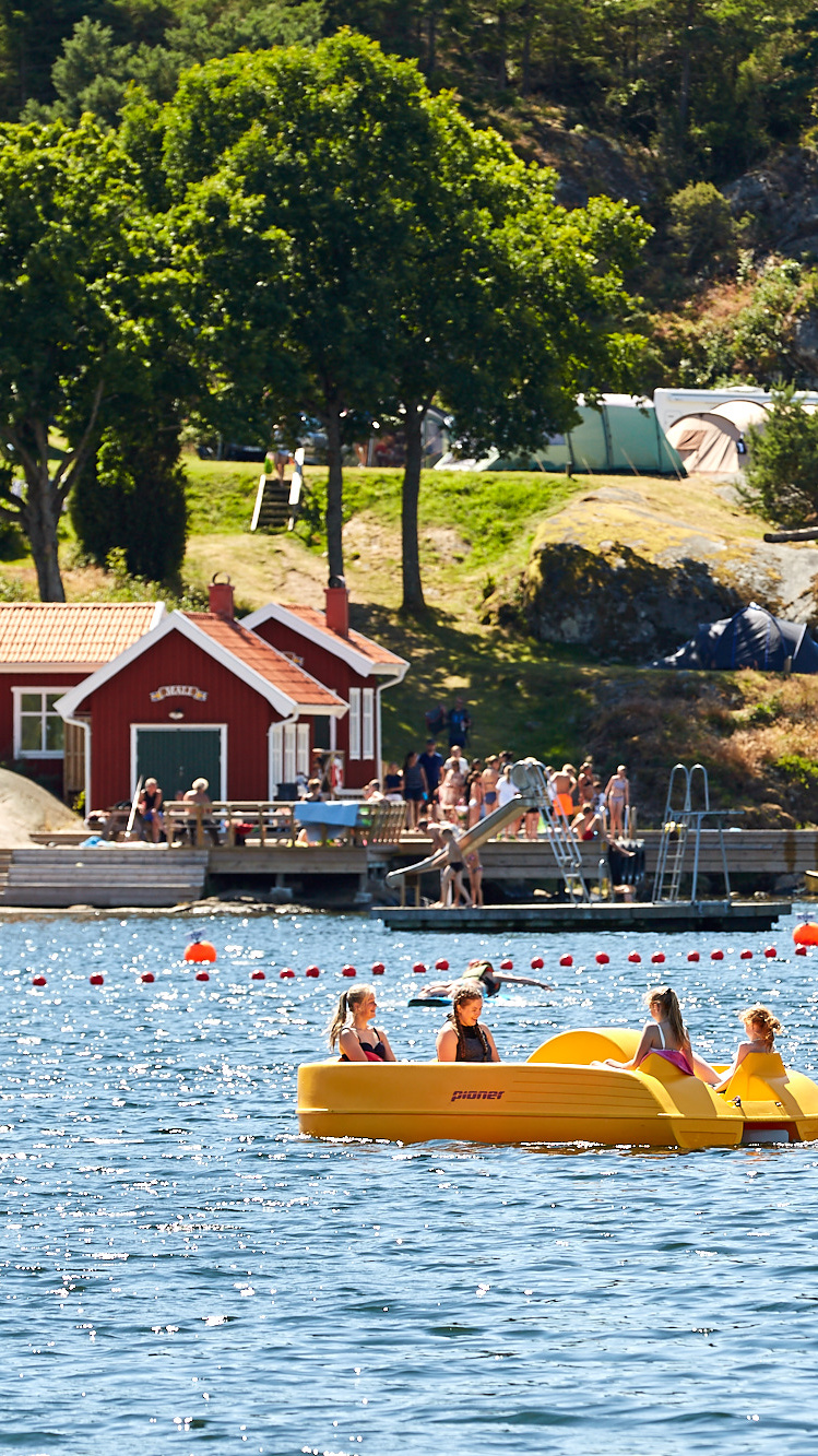 Personer som leker i vattnet under sommaren
